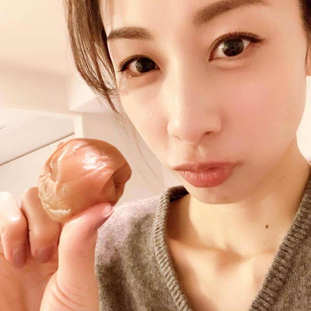 加藤綾子さんのインスタグラム写真 - (加藤綾子Instagram)「* 大好きな梅干し😋 叔母お手製です✨ 小さい頃から祖母が漬けた梅干しが大好きで、今は叔母が作ってくれます🙆‍♀️✨ 週の後半疲れた時はこのすっっっぱい梅干しが最高なんです✨✨ #梅干し #梅干しって見ただけで #唾液が　…🤤 #今週もお疲れ様でした」3月6日 21時29分 - ayako_kato.official