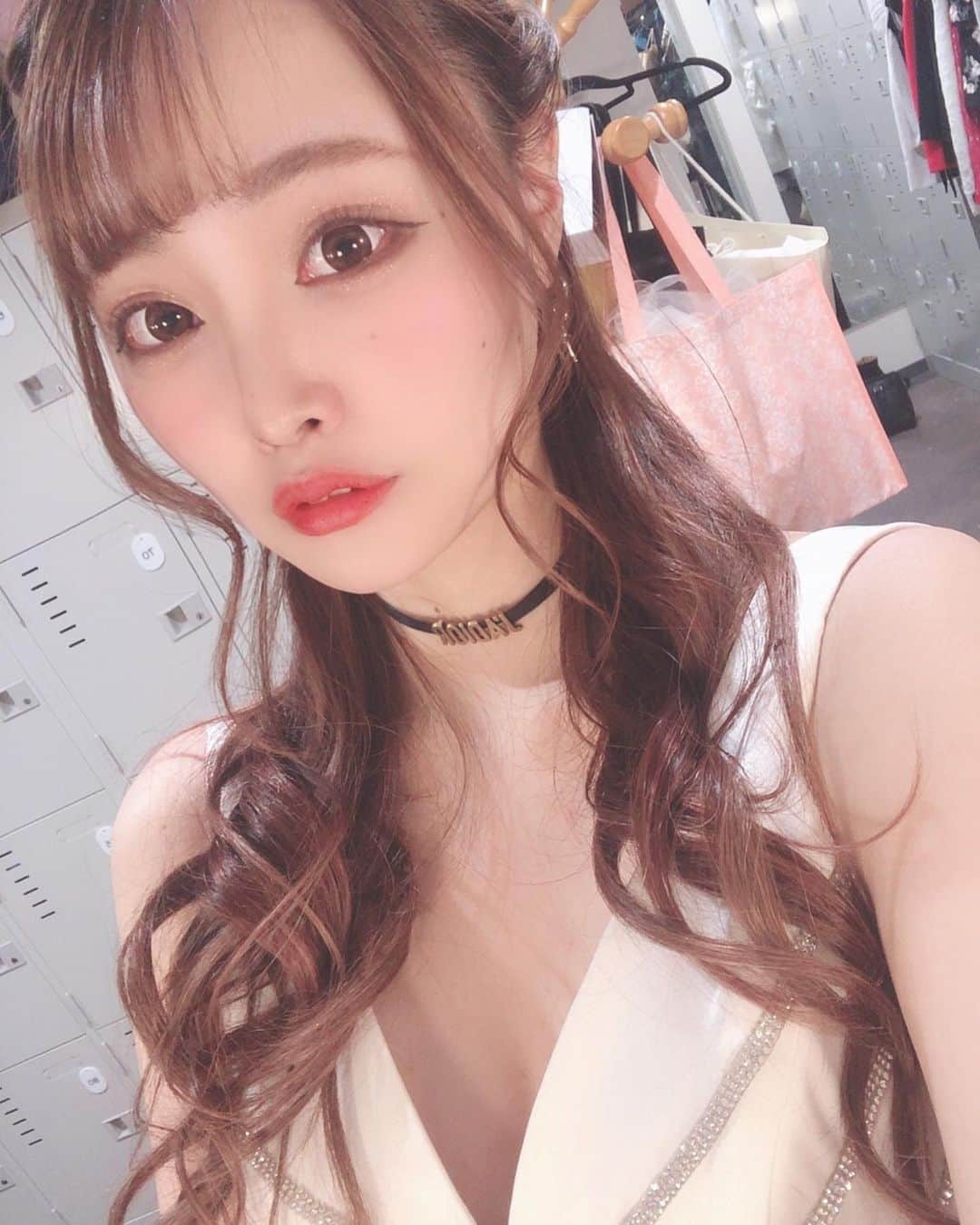 鳥海絢菜のインスタグラム：「・ ・ なんだかんだ白のドレスになってしまう🤍 ・ ・ #dress #hairstyle #girl #dior #ベネ東京 #キャバクラ #新宿 #歌舞伎町 #六本木 #北新地」