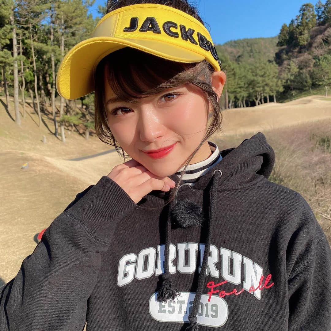 山内鈴蘭さんのインスタグラム写真 - (山内鈴蘭Instagram)「今日のゴルフウェアですっ🥺⛳️❤️ トレーナーにインナー。ラフも好きよっ！ ． ． #Gorurun #ごるらん #ゴルフ #ゴルフウェア #jackbunny #トレーナー #サンバイザー #ゴルフ女子 #ゴルフコーデ #今日のコーデ #ゴルフ好き #石田純一のサンデーゴルフ」3月6日 21時30分 - xxsuzuranxx