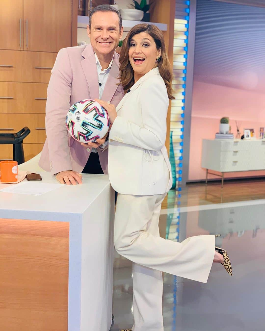 Despierta Americaさんのインスタグラム写真 - (Despierta AmericaInstagram)「Se nota que ya se siente la emoción de la #euro2020 😉⚽️」3月6日 21時34分 - despiertamerica