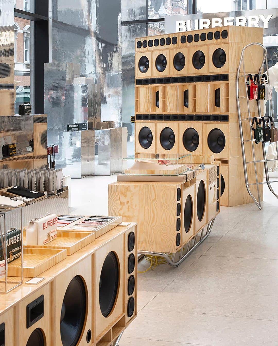 Burberryさんのインスタグラム写真 - (BurberryInstagram)「Step into a world of #Burberry at The Selfridges Corner Shop . Discover our unique space installed with references to our rich history of exploring, discovery and music – from expedition sleds to sound systems. Shop limited edition pieces and accessories from #RiccardoTisci’s new #BurberrySpringSummer20 collection, until the 29 March . #BurberryxSelfridges」3月6日 21時39分 - burberry