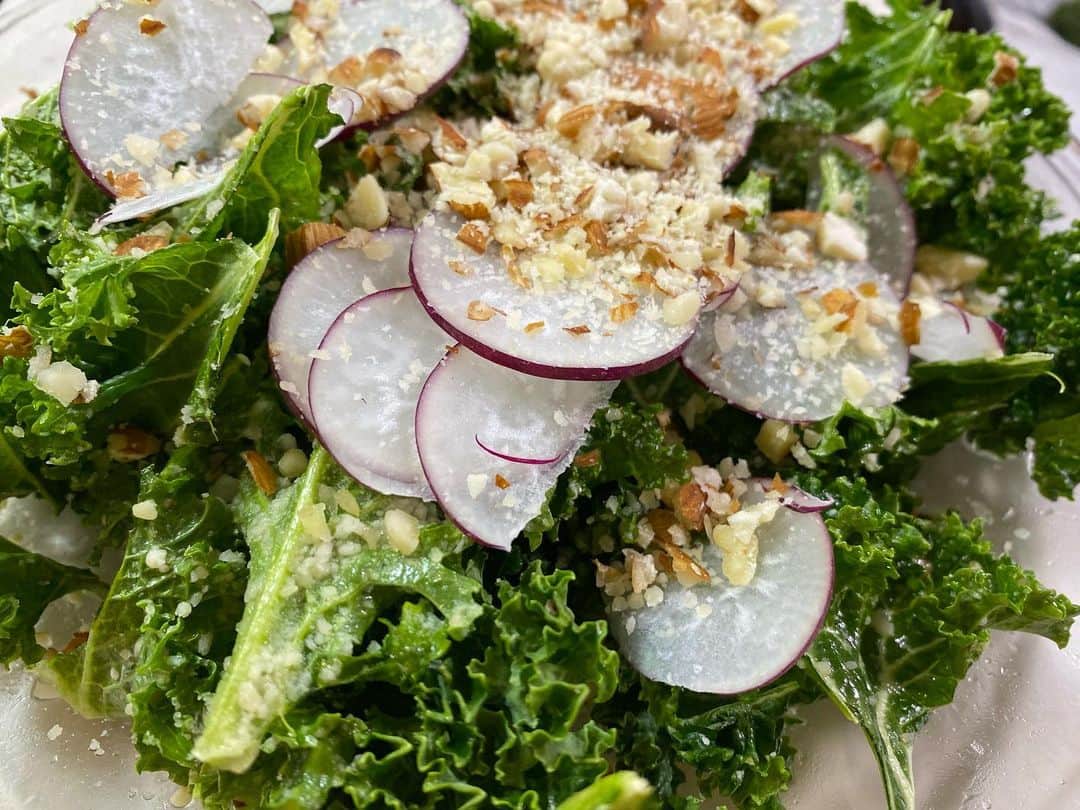 福田麻衣のインスタグラム：「今日買った #千葉県産 #ケール でご飯🥬 苦味が少ないケールはサラダに 苦味があるケールはエビとブロッコリーと炒め物に 火を通したら苦味なくなりました✨ ケール美味しい🥬💕」