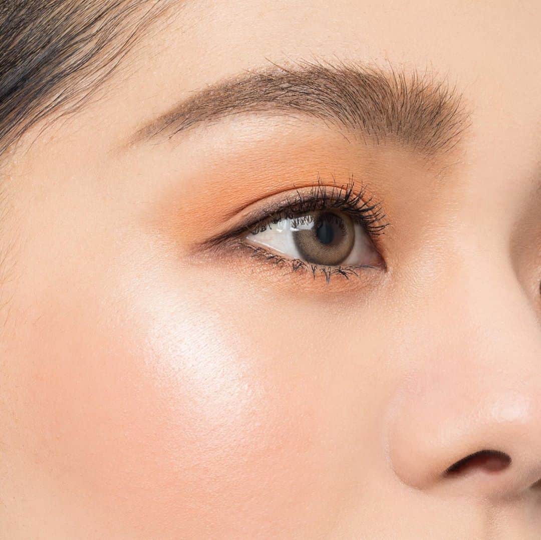 M∙A∙C Cosmetics Japanのインスタグラム：「春に向けて、メイクをアップデート💄﻿ 3月に挑戦したいのは、花びらのように﻿ まぶたをふんわり染め上げるカラーメイク🌸 ﻿ ﻿ ﻿ 使用製品は2枚目、動画は3枚目をチェック👉﻿ ﻿ ﻿ ↓↓使用製品↓↓﻿ EYES﻿ ☑︎スモールアイシャドウ: サモア シルク﻿ ☑︎スモールアイシャドウ: テート ア ティント﻿ FACE﻿ ☑︎エクストラ ディメンション スキンフィニッシュ: フェアリー プレシャス﻿ ﻿ ﻿ ﻿ MODEL:﻿ M·A·C ARTIST MIURA HARA﻿ @mac_yokohamatakashimaya﻿ PHOTO: @takaki_iwata ﻿ ﻿ ﻿ #MACCosmeticsJapan #MACコスメ #MACCosmetics #メイク #コスメ #メイクアップ #アイカラー #チーク #コスメ紹介 #春メイク #春コスメ ##メイク道具 #メイクプロセス #メイク用品 #セルフメイク #今日のメイク #お気に入りコスメ #MACeyeshadow #MACアイシャドウ #eyemakeup #eyeshadow #cosmetics #makeup」
