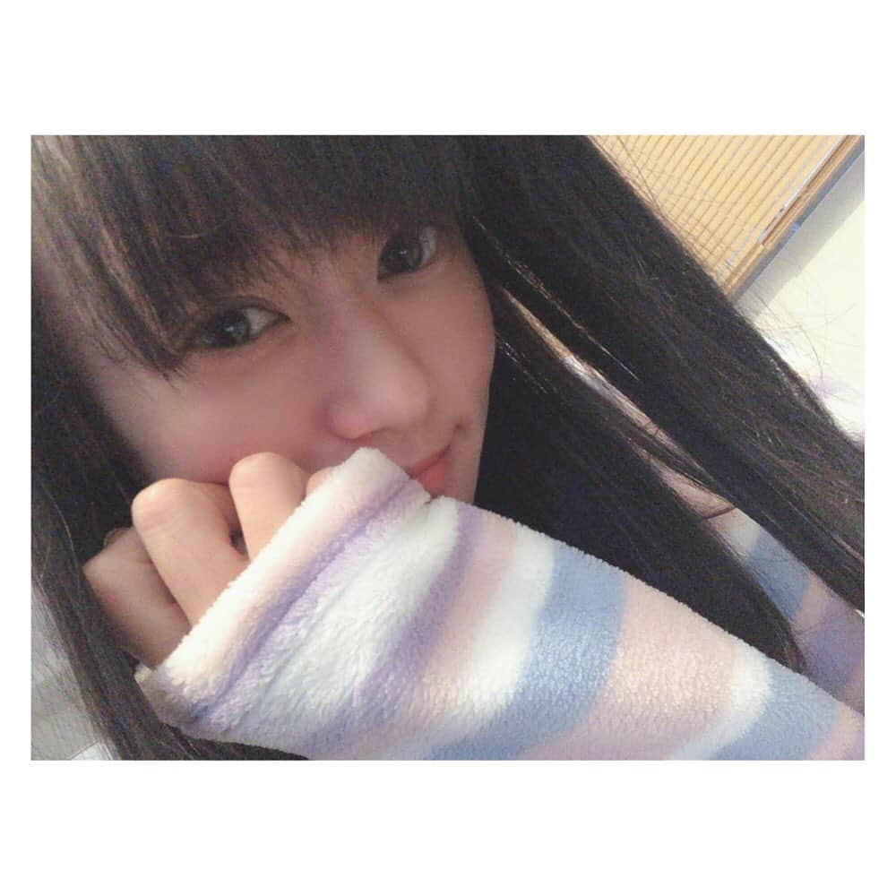 柳野玲子のインスタグラム：「そろそろモコモコパジャマともサヨナラ💞 心地よかったです🥰 ありがとう、モコモコ💓 おやすみなさい⭐ #モコモコパジャマ #パジャマ #ぽかぽか #冬の必需品 #ありがとう」