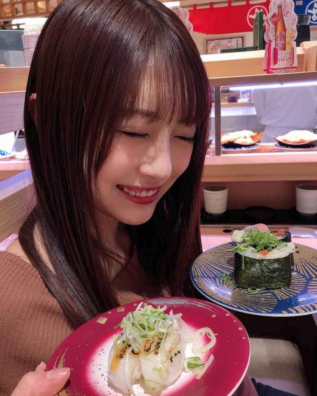 華山志歩のインスタグラム：「妹のリクエストで回転寿司行った時の〜！ここ美味しくて種類も多いからいっぱい食べちゃう〜贅沢〜🍣🤤❤️」