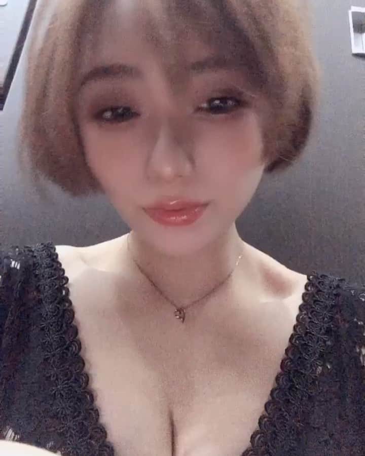 大石ほのかのインスタグラム：「出勤したよっ🧡🥰 . 今日もメイクちと変えてみた～ 気分気分笑💄👄✨ . コロナに負けるなっ！！ て気持ちで頑張りましょ💓😆 .  #likeforlikes#followforfollowback#photooftheday#likeforfollow#follow4follow#instagood#❤#いいね返し#かわいい#夜遊び#乳スタグラム#巨乳#谷間#酒#love#飲み会#ススキノ#ホステス#キャバクラ#キャバ嬢#ニュークラブ#フィリア#バルセロナグループ#歌舞伎町#六本木#中洲#錦#栄#北新地#ミナミ」
