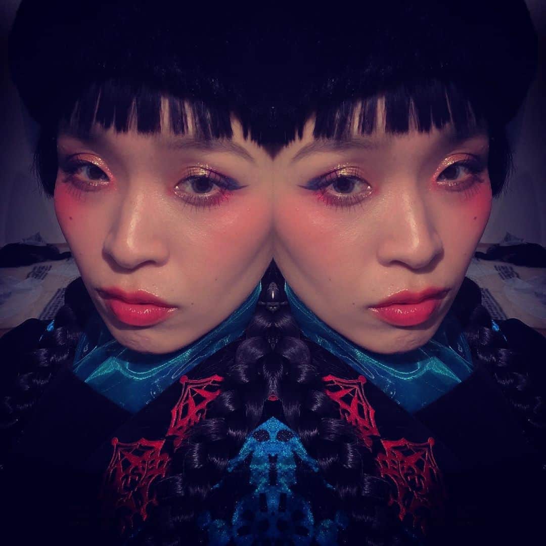 小春のインスタグラム：「ちょっと誤算だったんだが発売する頃には暖かくなってるんだよね  凍える内容なんだけど…  3/18発売 コ・ロシア」