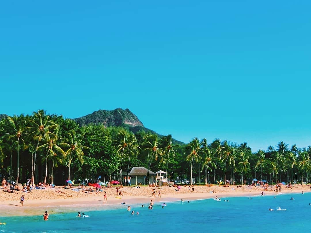 天霧真世さんのインスタグラム写真 - (天霧真世Instagram)「· Waikiki beach🌊🌴 · 同じ場所から撮った左右の景色🗻🌊 海も空も全然違って見える☺ · 🔍Waikiki Beach, Honolulu, HI 96815 · · #laterpost #hawaii#oahu#honolulu #waikiki#waikikibeach#🌊#🌴 · 🌈@mayomayo.com_ 💎@mayosacise.official ✏@mayo_paint · ·」3月6日 22時00分 - mayomayo.com_