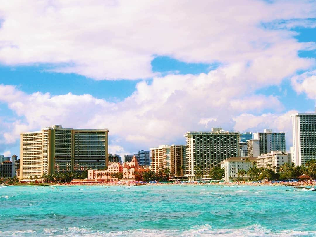 天霧真世さんのインスタグラム写真 - (天霧真世Instagram)「· Waikiki beach🌊🌴 · 同じ場所から撮った左右の景色🗻🌊 海も空も全然違って見える☺ · 🔍Waikiki Beach, Honolulu, HI 96815 · · #laterpost #hawaii#oahu#honolulu #waikiki#waikikibeach#🌊#🌴 · 🌈@mayomayo.com_ 💎@mayosacise.official ✏@mayo_paint · ·」3月6日 22時00分 - mayomayo.com_