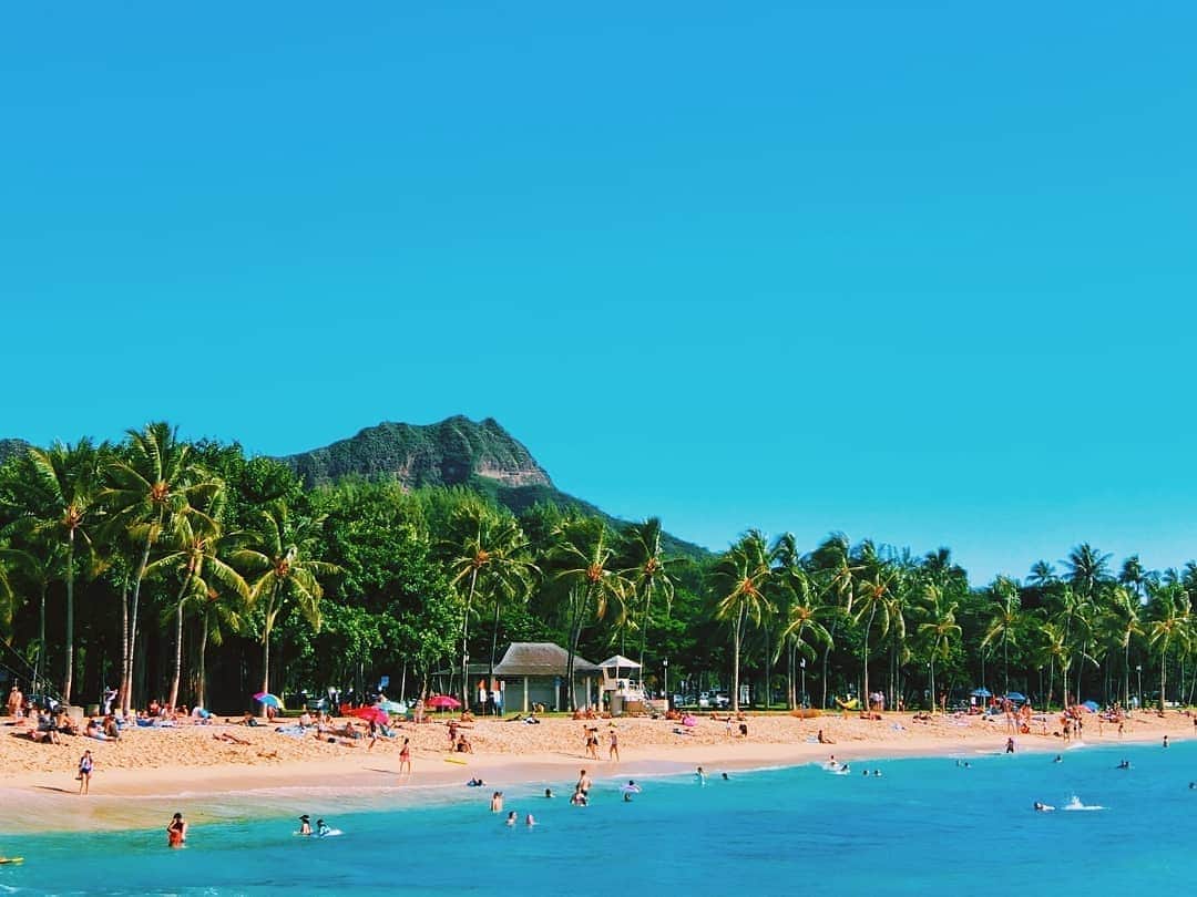 天霧真世のインスタグラム：「· Waikiki beach🌊🌴 · 同じ場所から撮った左右の景色🗻🌊 海も空も全然違って見える☺ · 🔍Waikiki Beach, Honolulu, HI 96815 · · #laterpost #hawaii#oahu#honolulu #waikiki#waikikibeach#🌊#🌴 · 🌈@mayomayo.com_ 💎@mayosacise.official ✏@mayo_paint · ·」