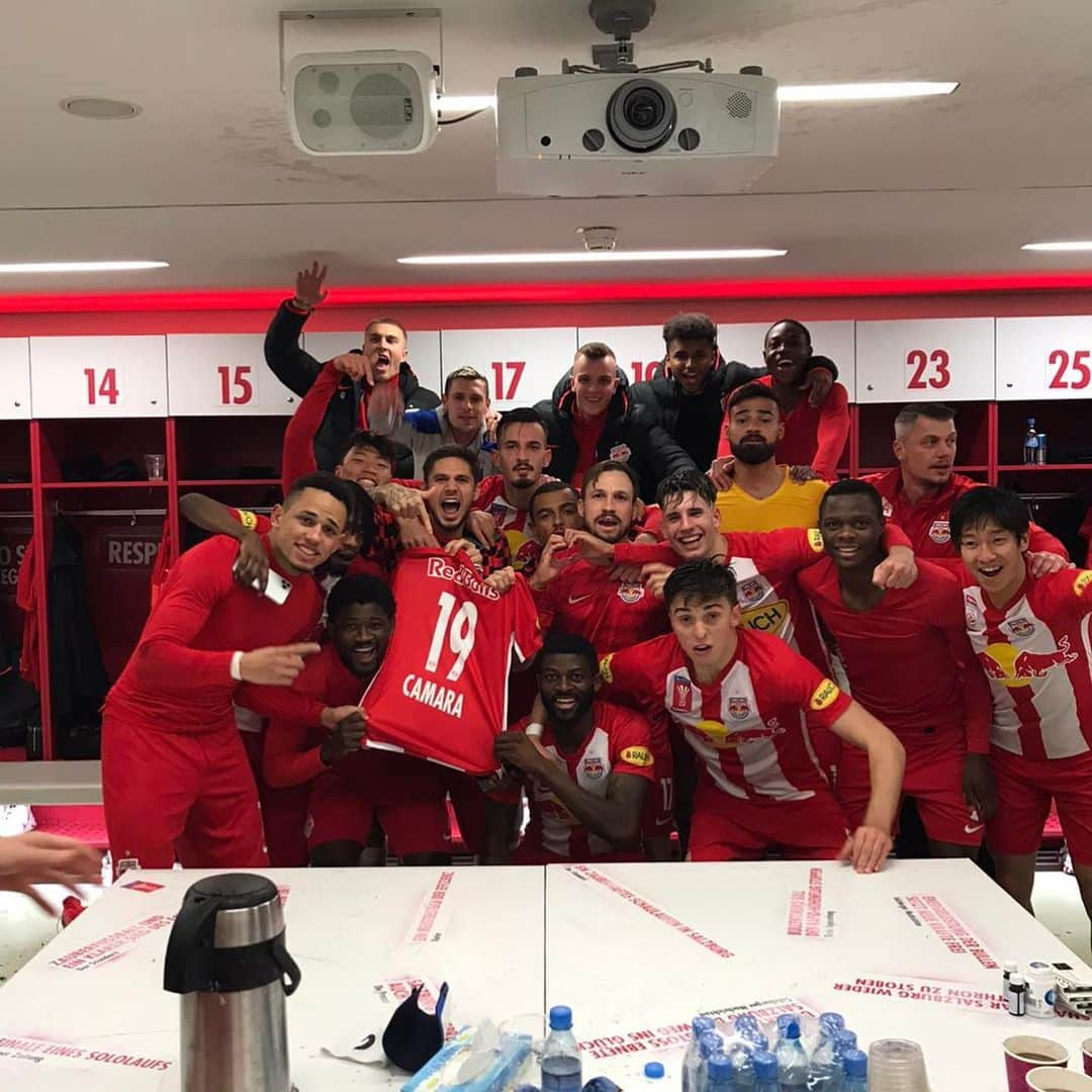 奥川雅也のインスタグラム：「こんな勝ちたいと思った試合は久しぶり。Wir sind Salzburg 😎.」