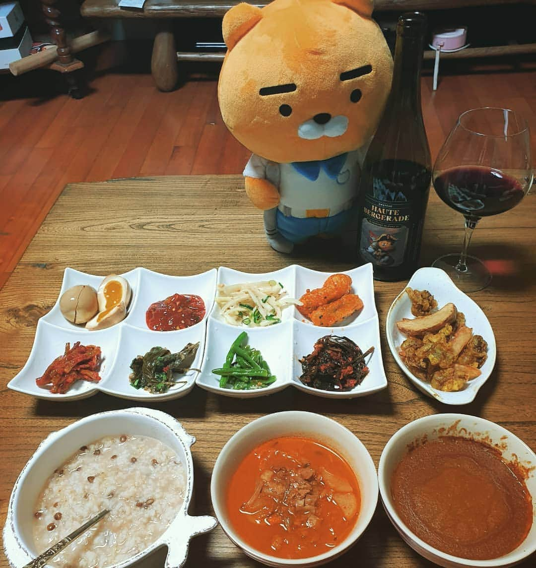 カン・レヨンのインスタグラム：「#다이어트하는#집밥 #찰현미누룽지  #고추참치김치찌게  #밑반찬부자  #대천김 포함 #12첩반상🍚  #60계닭모래집튀김  #도라지무침  #내사랑마늘쫑😍  #저염된장깻잎  #밥도둑#게장순살 #마약반숙계란장  #그린빈볶음  #큐브카레 #고들빼기김치  #카카오와인 기대안했는데 #JMT #라이언사랑🦁  #집콕중🏠 #불금메뉴 #all_day_home #LOVE_KAKAO」