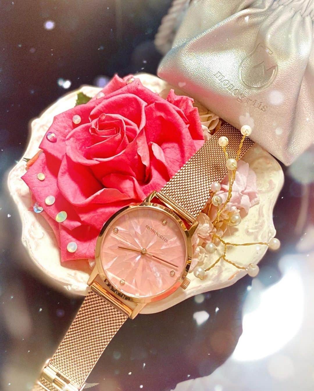 辰巳ゆいさんのインスタグラム写真 - (辰巳ゆいInstagram)「旅のオトモにかわいい腕時計💕  本物のマザーオブパール仕様で、角度によって輝きが変わるの♪ 文字盤は、お花のガーベラをイメージしたデザインでとってもかわいいよっ❤️ 太陽の下だと、キラキラかわいかったー☀️ ピンクのスカートだったこの日に、ピンクの腕時計で女子力あげた！笑😘  やっぱりピンク好きー💗  #monogriis #腕時計 #pink #かわいい」3月6日 22時05分 - yuitatsumi