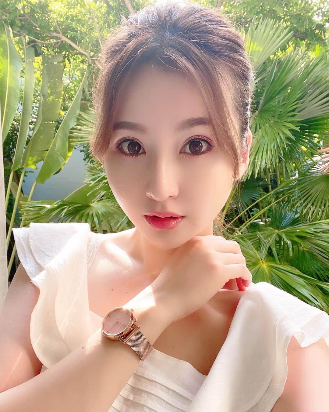 辰巳ゆいのインスタグラム：「旅のオトモにかわいい腕時計💕  本物のマザーオブパール仕様で、角度によって輝きが変わるの♪ 文字盤は、お花のガーベラをイメージしたデザインでとってもかわいいよっ❤️ 太陽の下だと、キラキラかわいかったー☀️ ピンクのスカートだったこの日に、ピンクの腕時計で女子力あげた！笑😘  やっぱりピンク好きー💗  #monogriis #腕時計 #pink #かわいい」