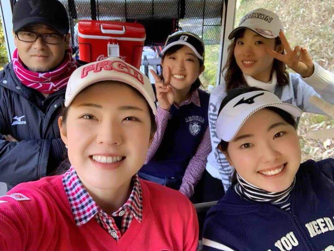 辻梨恵さんのインスタグラム写真 - (辻梨恵Instagram)「今日も良い練習が出来ました⛳️🏌️‍♀️ みんなありがと😊 . 2枚目は、 ファーストバウンド 思ってたキックと違って あんまり寄らなかったけど 寄せワンとれたアプローチ🤭🤫 . 今日のメンバーは🏌️‍♀️🏌️‍♀️🏌️‍♀️ @yun.g__156cm  優奈 @konchan_nowchan  こんちゃん @segamomoka  せがもも @y.m.golf3284  コーチ . #golf #ゴルフ女子 #PRGR #23区GOLF」3月6日 22時16分 - s2.golf