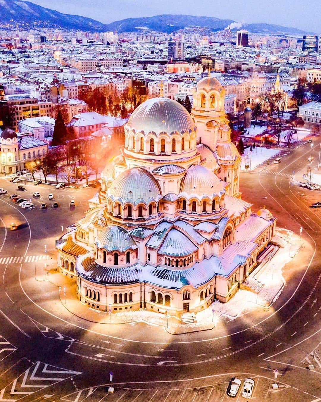 BEAUTIFUL DESTINATIONSさんのインスタグラム写真 - (BEAUTIFUL DESTINATIONSInstagram)「The Alexander Nevsky Cathedral in Sofia, Bulgaria, at dawn. 🌇 Have you ever heard about this beautiful cathedral? 🇧🇬 Which friend would you travel with to Bulgaria? Let us know below! (📸: @loic.lagarde 📍: Alexander Nevsky Cathedral, Sofia)」3月6日 22時13分 - beautifuldestinations