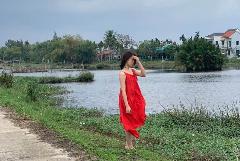 工藤遥さんのインスタグラム写真 - (工藤遥Instagram)「☺︎ #写真集 #Vietnam#🇻🇳 . . 今月、27日に発売です📚 オフショットをペタリ。 赤いワンピース、お気に入り。」3月6日 22時25分 - haruka_kudo.official