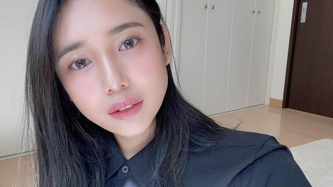 のインスタグラム：「【YouTube】今夜の動画はおすすめカラコン♪💓💓💓 良い感じに日差しが出てたからかっこつけて撮ろうとカラコンに当ててみました。笑  撮影当日は天気悪かったのでサムネ(この写真も)は天気が良かった日に撮りました。☀️ #グレーカラコン #サムネにかける想い　w #森のニーナちゃんねる」