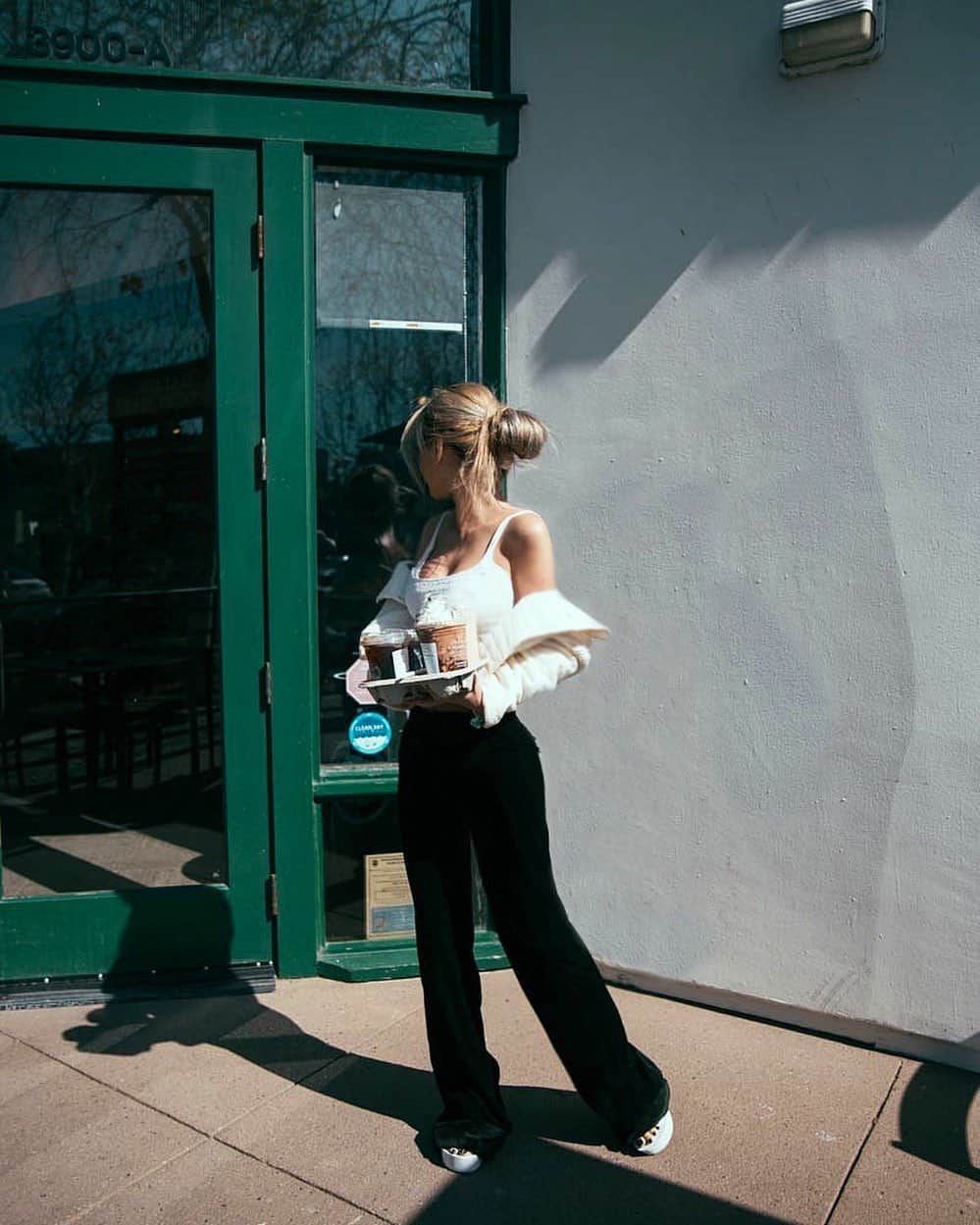 MARISさんのインスタグラム写真 - (MARISInstagram)「Life is good ♡ Be more positive ♡ Love you 🥤  #positivevibes #positivity #behappy #tea #starbucks #LA #californiagirl ・ ・ ・ Jacket: @uohawaii  @urbanoutfitters  Tops : @brandymelvilleusa  Bottoms : @zara  Sandals: @to_the_sea_hawaii  このサンダルヒールあるのに履きやすくて実は2色持ち♡ しかも黒は1足ハワイですでに履きつぶして2足目♡  #fashion #outfit #ootd #hawaii #aloha #mahalo」3月6日 22時19分 - marristea