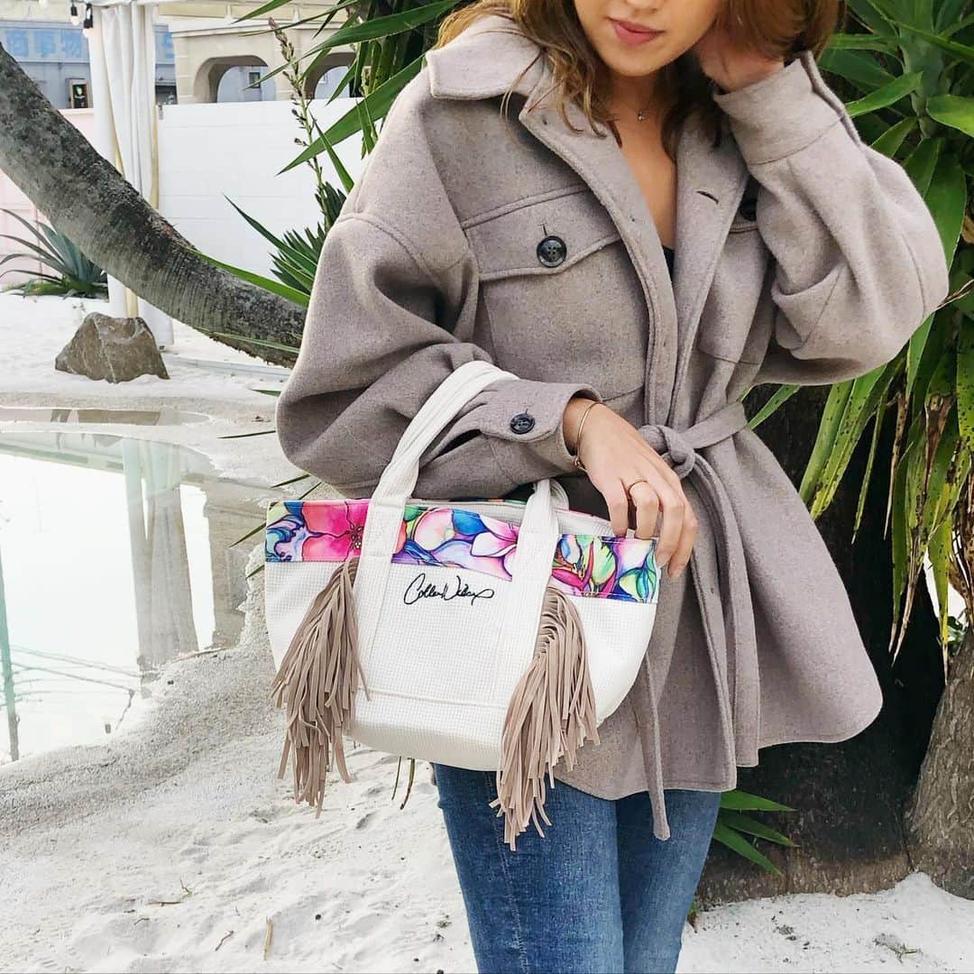 ラレイアのインスタグラム：「🌴 Colleen Wilcoxアートデザインの新作checkはお済みですか？😍 ・ ・ フリンジワッフルミニトートバッグは20SS展示会でも大人気🧡 ・ 人気のマチ広ミニトートは使いやすいと大好評のサイズ！ ・ ・ 今なら #楽天スーパーセール も開催中！ お得なクーポンも使えてポイントも10倍中です✨ 新作たくさん入荷して只今即納対応中なのでぜひ☺️🧡 ・ ・ ---La Leia Precious Life(ラレイア)--- @laleia_official ・ 楽天市場店 https://www.rakuten.co.jp/laleia-p-life/ ・ au wowma店 https://wowma.jp/user/52666346 ・ Yahooショッピング店 https://shopping.geocities.jp/laleia-p-life/ ・ ・ @laleia_official  @colleenwilcoxgallery_jp  #colleenwilcox#art#hawaii#aloha#surf#beach#laleia#ハワイ#フォトジェニック#インスタ映え#インスタ女子#アロハ#ビーチ#海を感じる雑貨#ラレイア#アート#ビーチガール#サーフスタイル#大人カジュアル#トートバッグ#コリーンウィルコックス#ギフト#プレゼント」
