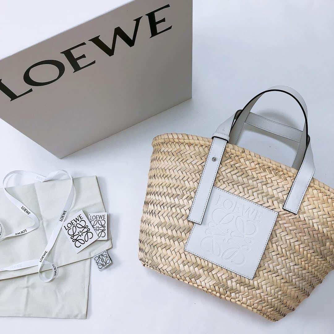 Miyoのインスタグラム：「2020.3.6 ・ LOEWE basket bag ホワイト可愛すぎる〜❤︎ 今年はマザーズバッグとしても使いたくてMサイズに😊荷物がたくさん入りそうなサイズ感❤︎ ・ ・ 妊娠がわかるまで、2ヶ月間履き続けていた @gyugyugyu_lme ♡ ほぼ毎日履いてたらクビレが定着しました👌🏻 ちなみにMサイズとLサイズを置いて比べてみるとこれぐらい違いがあります😌❤︎ 産後落ち着いたらまずはLサイズを履いて、お腹周りを引き締めていきたいです✊🏻💓 ・ ・ ・ #LOEWE#ロエベ#バスケットバッグ#かごバッグ#ロエベバッグ#loewebag#購入品#マザーズバッグ#マタニティ#妊婦#臨月#骨盤ショーツ#ギュギュギュ#骨盤矯正#産後ダイエット#置き画#置き画くら部」