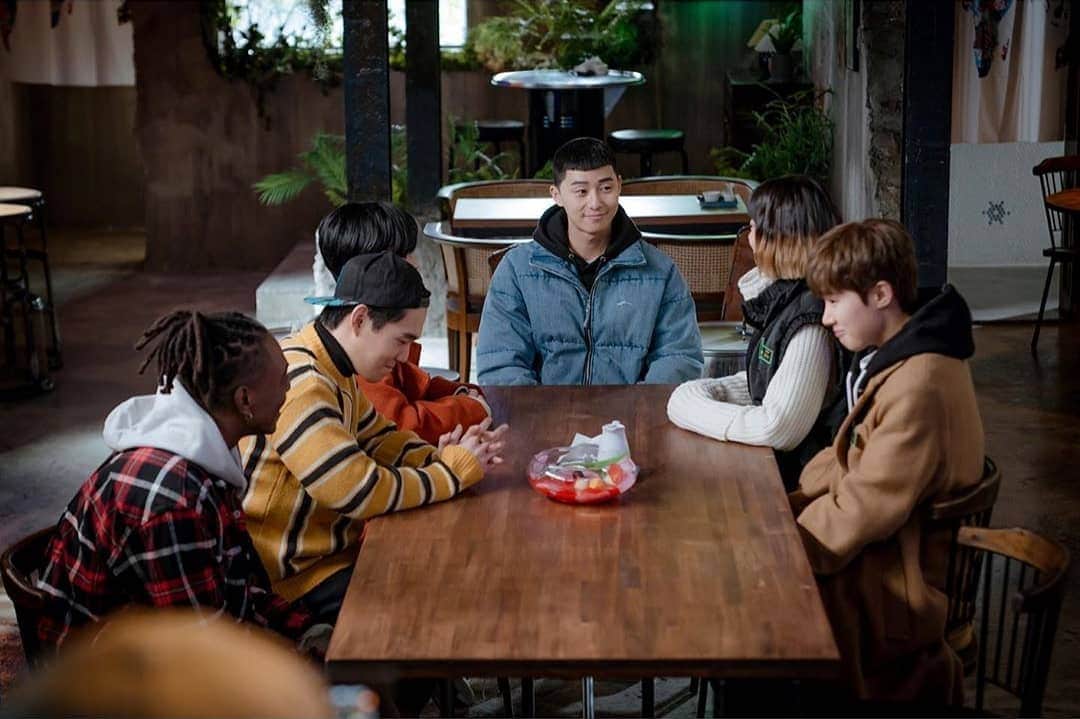 クリス・ライアンのインスタグラム：「분위기 좋다 :) 30분뒤에 봐요~ #이태원클라쓰 #JTBC #NETFLIX」