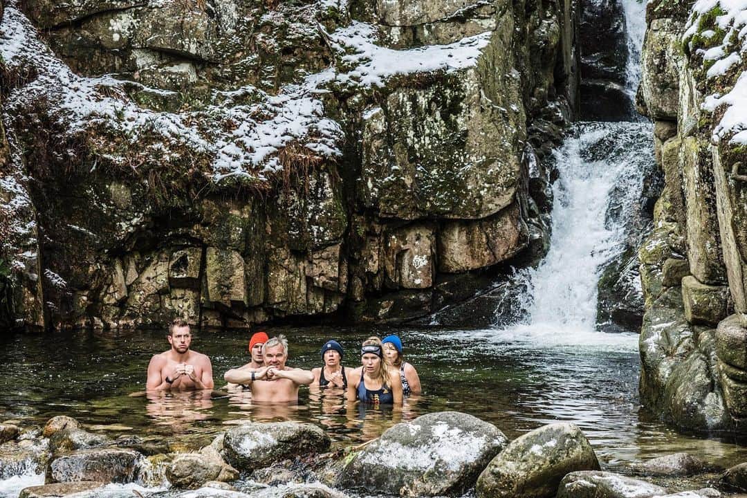 CarolineWozniackiさんのインスタグラム写真 - (CarolineWozniackiInstagram)「As we are embarking on a new adventure with the family, I am pushing limits I never thought I would. This water is 1-2 degrees celsius. 1 week ago there would be no chance I would even put my foot in.  @iceman_hof  @dplaydk @kanal5dk」3月6日 22時26分 - carowozniacki