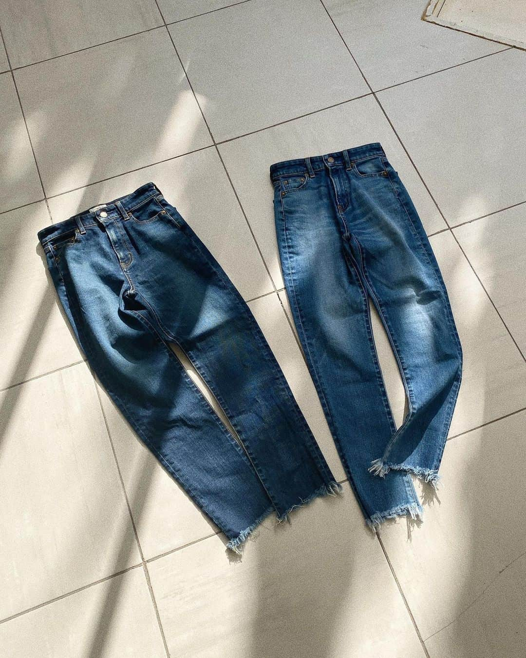 Ungridさんのインスタグラム写真 - (UngridInstagram)「. 【Ungrid DENIM】先行予約中🚩 . #ハイウエストフレイドヘムストスリ  23/24/25/26/27インチ ブルー/インディゴ ¥15,400(tax in) ＿＿＿＿＿＿＿＿＿＿＿＿＿＿＿＿＿＿＿＿＿ 不動の人気を誇る #フレイドヘムストスリ が ブラッシュアップされ登場‼️ 今の時代にあったハイウエストに設定し、 安心感のあるデザイン。 裾丈は少しだけ丈を伸ばしブーツはもちろん、 フラットシューズでも合わせやすい丈感に。 また太もものフロント加工は削りの幅を狭め、より細く・長く魅える加工を！ ストレッチ抜群で穿き心地はそのままに。 1本、1本丁寧に仕上げた飽きのこない毎日穿きたい JAPAN madeのデニムです。 ＿＿＿＿＿＿＿＿＿＿＿＿＿＿＿＿＿＿＿＿＿ @ungrid_official #TOPページURLよりチェック✔︎ . アイテム詳細はタグをご覧ください🏷 . #ungrid #ungrid_official #ungriddenim #DENIM」3月6日 22時28分 - ungrid_official