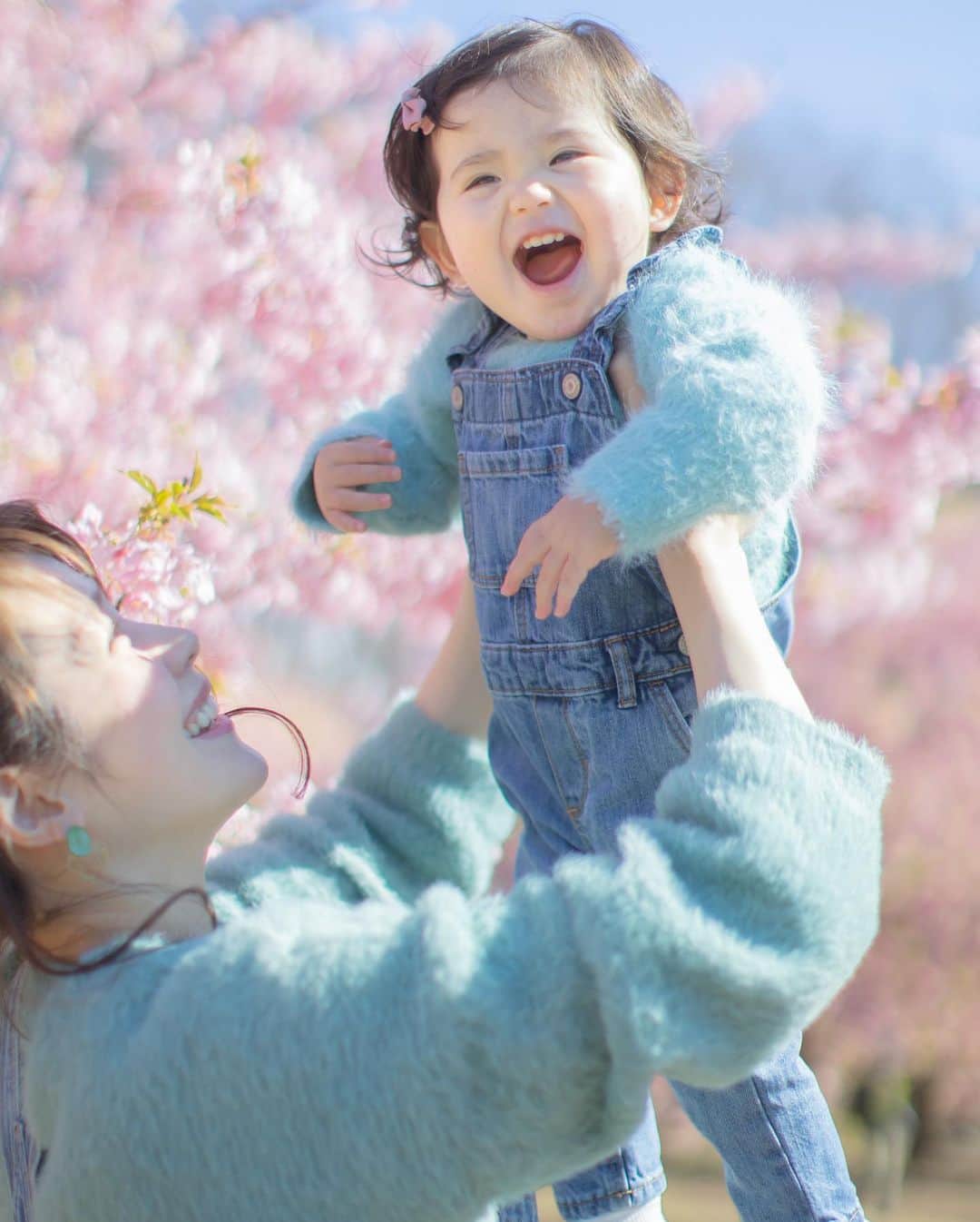 相沢まきさんのインスタグラム写真 - (相沢まきInstagram)「代々木公園の河津桜🌸 高い高いは笑顔が出やすいから撮影時マストですね👶 ただ、、重い😭←11キロ👶 📸　@studio.mahalo.2019 🙏🙏 #親子フォト　#リンクコーデ　#河津桜」3月6日 22時30分 - maki_aizawa0414