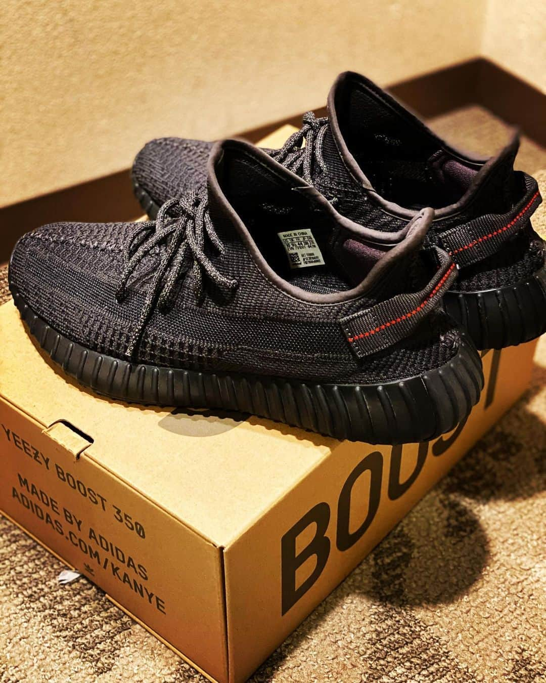 峰竜太さんのインスタグラム写真 - (峰竜太Instagram)「FUKUOKAでBAKUGAI‼️ YEEZYの気になってた2色購入！フローズンとブラック🤩 フローズンは夏遊び用、 ブラックは仕事のスーツ用に🤣 1カ月くらいの間にYEEZY5足買ってもうた😂ハマり過ぎw supremeが今日から新作出すって話だったけど、余裕で完売。なので在庫あるやつゲット！ そっから、転売ショップでoff-white×NIKEのプレスト発見！サイズどんぴしゃで即ゲット‼️ supremeのニットとギャルソンとのコラボパーカーも裏から出してもらって買わずにいられず購入😂 レア物出してくるな〜🤣 この間わずか1時間足らずwww 決定力ありすぎて散財しすぎるという有りさま🤪 お金は計画的に。 総額は言えません🤭 計算するとめっちゃ返品したくなりそう🤣  次の徳山G3優勝しないと大赤字なんで、 頑張ります‼️ #yeezyboost350v2  #フローズン#ブラック #offwhitenike#エアプレスト  #supreme#2020#フーディー #newyork#ニット #ギャルソンコラボ #買いすぎた #プレミアと限定に弱すぎる #安かったら買わないんだろうな #お金ってよくわからんw #今日のサーフィン楽しすぎて #買い物までテンションあがるやつ #関係ないけど #後悔はない#本当は後悔しかない #優勝祝いにしとこ #徳山頑張る #強メン #youtube #youtuber #峰竜太ボートレースch  #こっちも頑張るぞ #お楽しみに」3月6日 22時31分 - ryuta.4320