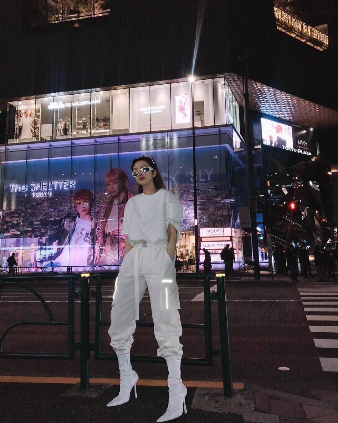 Grace Chowのインスタグラム：「👀da girl right behind me💓」