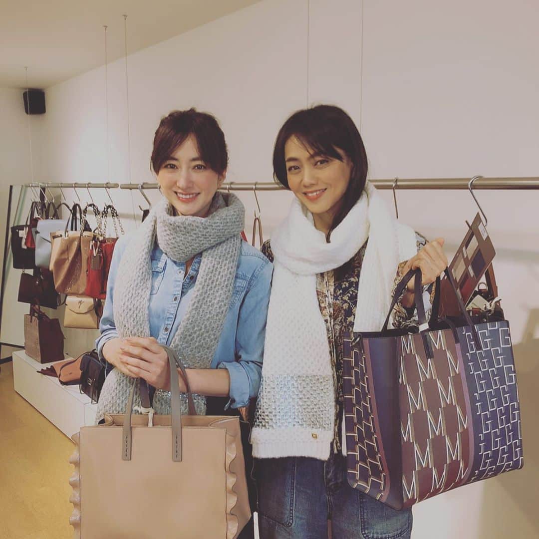 前田ゆかのインスタグラム：「@maenorichang のりちゃんと一緒に  @noname.japan  @manilagraceofficial  2020A/W collectionちょっと早めに秋冬をチェックしてきました！  見た瞬間コレに決めてましたーー！ ちょい攻め靴のパイソン柄。 意外にどんな服にもなじみ足元にスパイスを添えてくれてます。 ノーネームの厚底スニーカーは👟安定感のある軽量で歩きやすい✨  マニラグレースショルダーバッグはメタリックカラーをチョイス‼︎ スニーカーの攻めコーデと併せて楽しみたい🙆‍♀️ @pdst.jp  #ノーネーム #マニラグレース  #スニーカー #イタリアバッグ」
