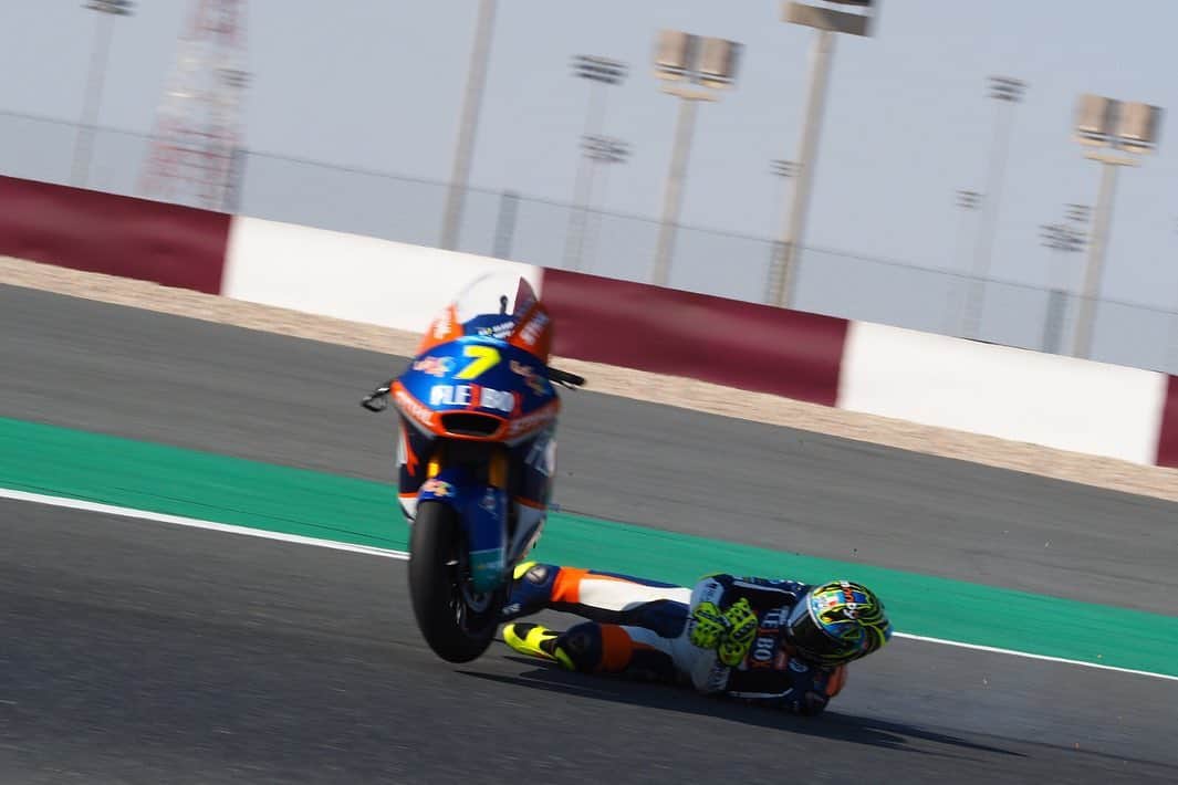MotoGPさんのインスタグラム写真 - (MotoGPInstagram)「Swipe left to see @7balda’s late FP1 crash at turn 15! 👀 We’re glad to say that Lorenzo was OK after this scary crash! 👍 #RiderOK #QatarGP 🇶🇦 #MotoGP #Motorcycle #Racing #Motorsport」3月6日 22時51分 - motogp