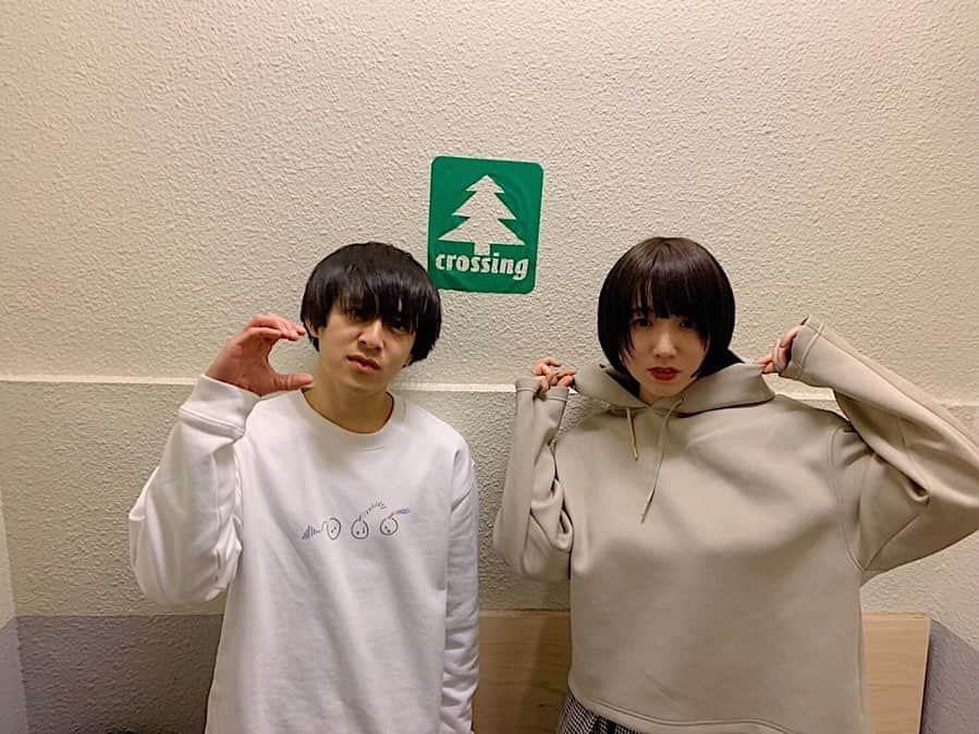 のインスタグラム：「昨日はりよりよちゃんとコレナガさんでした！！！！ 皆々様ありがとうございました！！！ 先輩や後輩や友達も見に来てくれてとっても嬉しかったです🌝！！！ 次回は4/11 調布Cross にて ソロで出ようかと思っていたけど、このユニットで出る気配を醸し出しています是非是非🌝  明日はTHURSDAY'S YOUTHの配信限定ライブがありますので是非見てください☺︎☺︎☺︎」