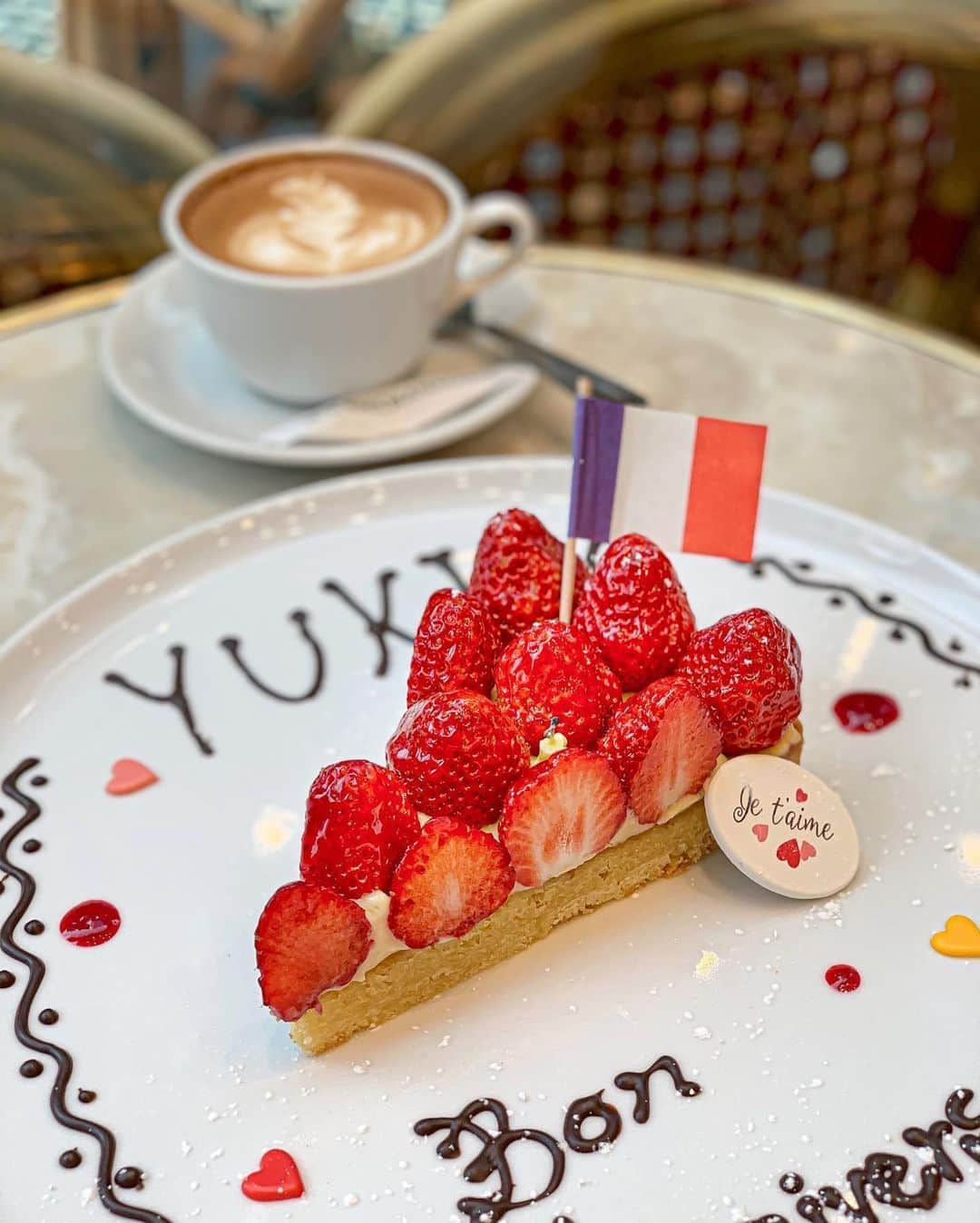 Yukicoさんのインスタグラム写真 - (YukicoInstagram)「𓄨 𝑨𝑼𝑿 𝑩𝑨𝑪𝑪𝑯𝑨𝑵𝑨𝑳𝑬𝑺 𝑻𝒂𝒓𝒕𝒆 𝒂𝒖 𝒇𝒓𝒂𝒊𝒔𝒆𝒔/紅ほっぺのタルト980yen 季節のタルトは 待ちに待った静岡県産紅ほっぺ 今だけのお楽しみです🍓  オーバカナルのタルトはㅤㅤㅤㅤㅤ 生地サクサクはもちろん♡ ダマンドも分厚めなのがうれしい♡ そこへみずみずしくジューシーな紅ほっぺは ごろんごろん大粒なわけです🍓  このタルトだけは 太っ腹気分で食べても食いなし❣️ ㅤㅤㅤㅤㅤㅤㅤㅤㅤㅤㅤㅤㅤ  ㅤㅤㅤㅤㅤㅤㅤㅤㅤㅤㅤㅤㅤ  𝑨𝑼𝑿 𝑩𝑨𝑪𝑪𝑯𝑨𝑵𝑨𝑳𝑬𝑺 大阪府大阪市北区大深町4-20 グランフロント大阪 南館1F Tel	06-6359-2722 Business hours	＜Café＞ 9:00〜23:00（L.O　22:00）  #大阪カフェ #大阪カフェ巡り #大阪旅行 #日本旅行 #梅田カフェ #도쿄카페 #도쿄여행 #도쿄맛집 #일본여행 #일본여행🇯🇵 #카페스타그램 #카페그램 #草莓蛋糕 #日本美食 #東京美食 #umeda#strawberries #strawberry🍓 #osaka foodie #osakagourmet#osakafood #umedacafe#긴자 #cafestagram #ご褒美 #梅田グルメ#梅田スイーツ#梅田カフェ ㅤㅤㅤㅤㅤㅤㅤㅤㅤㅤㅤㅤㅤ#check5779」3月6日 22時53分 - yukicolifecom