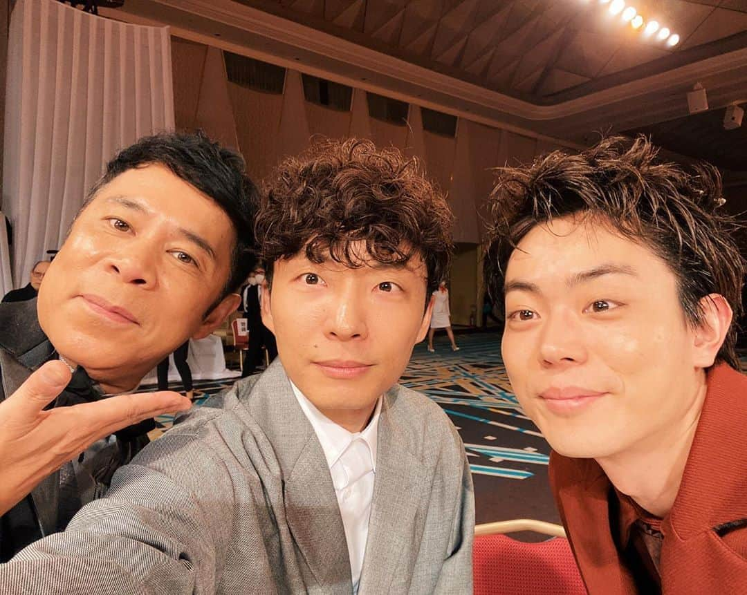 星野源さんのインスタグラム写真 - (星野源Instagram)「両隣が大好きな人  第43回日本アカデミー賞授賞式にて、歴史ある話題賞俳優部門を受賞しました。投票してくださった皆様、『引っ越し大名！』関係者の皆様、本当にありがとうございました。  #岡村隆史 #星野源 #菅田将暉  #引っ越し大名 #日本アカデミー賞 #星野源のオールナイトニッポン」3月6日 22時55分 - iamgenhoshino