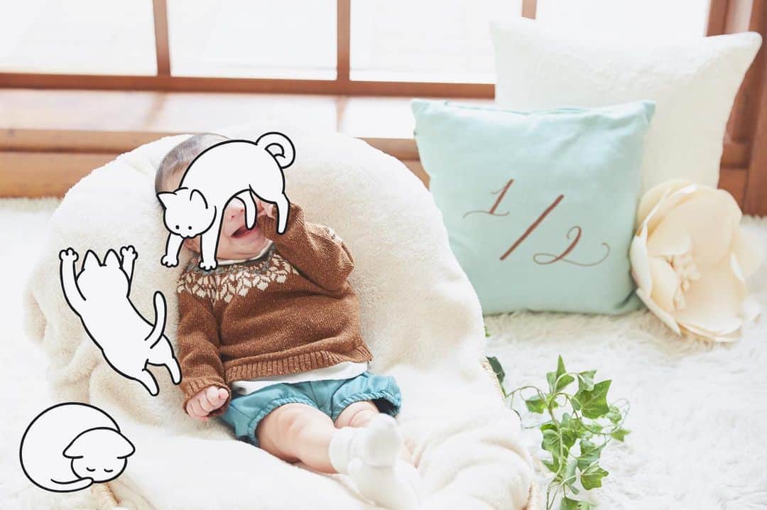 小林夏子のインスタグラム：「息子くん。 今日であっという間の6ヵ月！ ハーフバースデー記念に撮影をしました♛ すくすく育ってくれてありがとう。 そしてSNSで成長を見守って下さっている皆さんにも… どうもありがとうございます☺︎ これからも私たちなりの絆を 大切に丁寧に築いていきたいとおもいます。  #myson #6months  #halfbirthday  #familyphoto #anniversary #love #life #thanks」