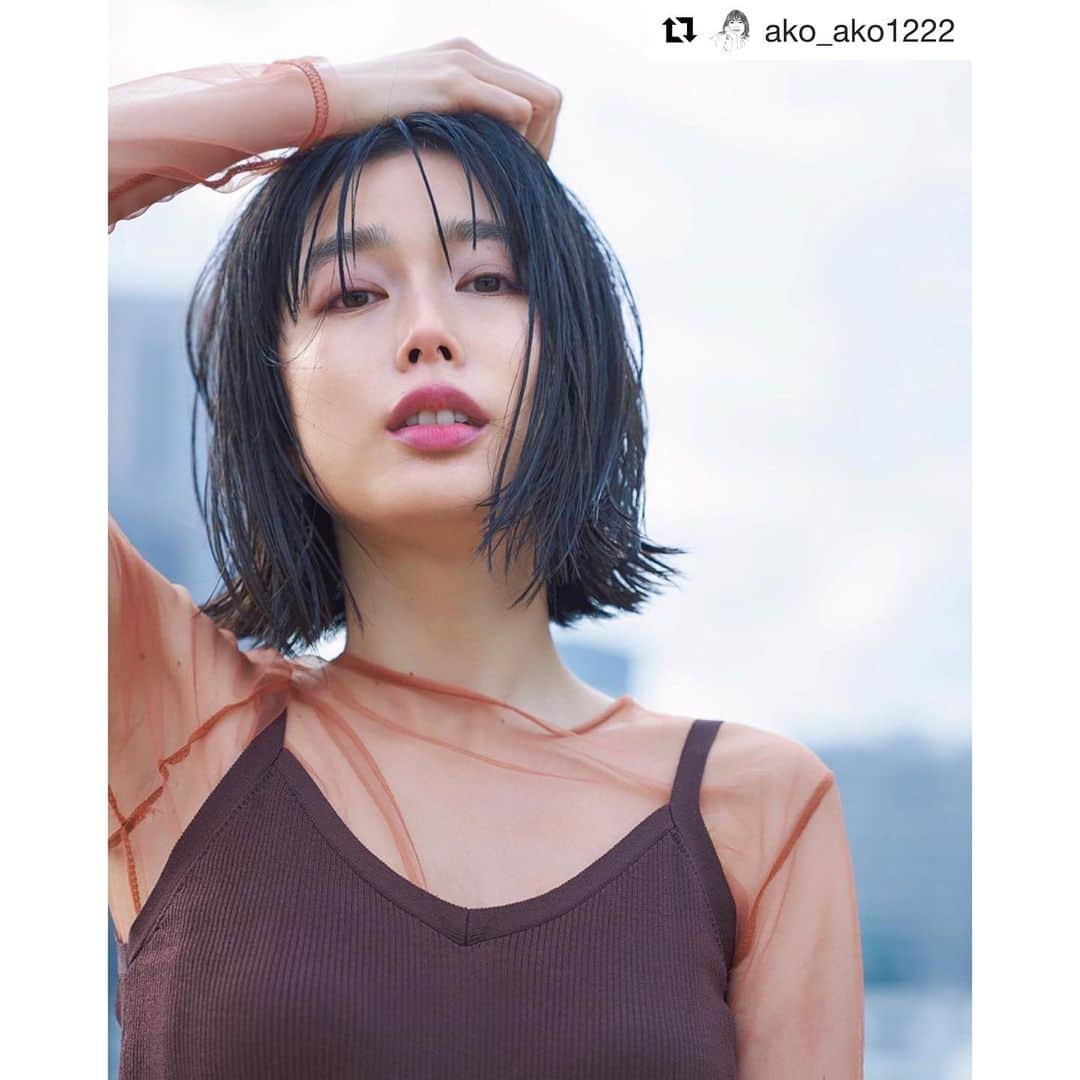 吉倉あおいさんのインスタグラム写真 - (吉倉あおいInstagram)「今月のBAILA💄 @baila_magazine @guerlain  @tomokookada  いつもカメラ前に立つのが楽しくなるメイクをしてくれる岡田さん🤤  メイクで色気を出すって、実はお肌な気がするって気づいた撮影。 ぱっきりピンクのリップ、こんな風に使うとよりオシャレになるー😳とお勉強になりました！ ぜひ誌面をみてくださいね♡  @ako_ako1222 @mar_it」3月6日 23時05分 - aoi_yoshikura