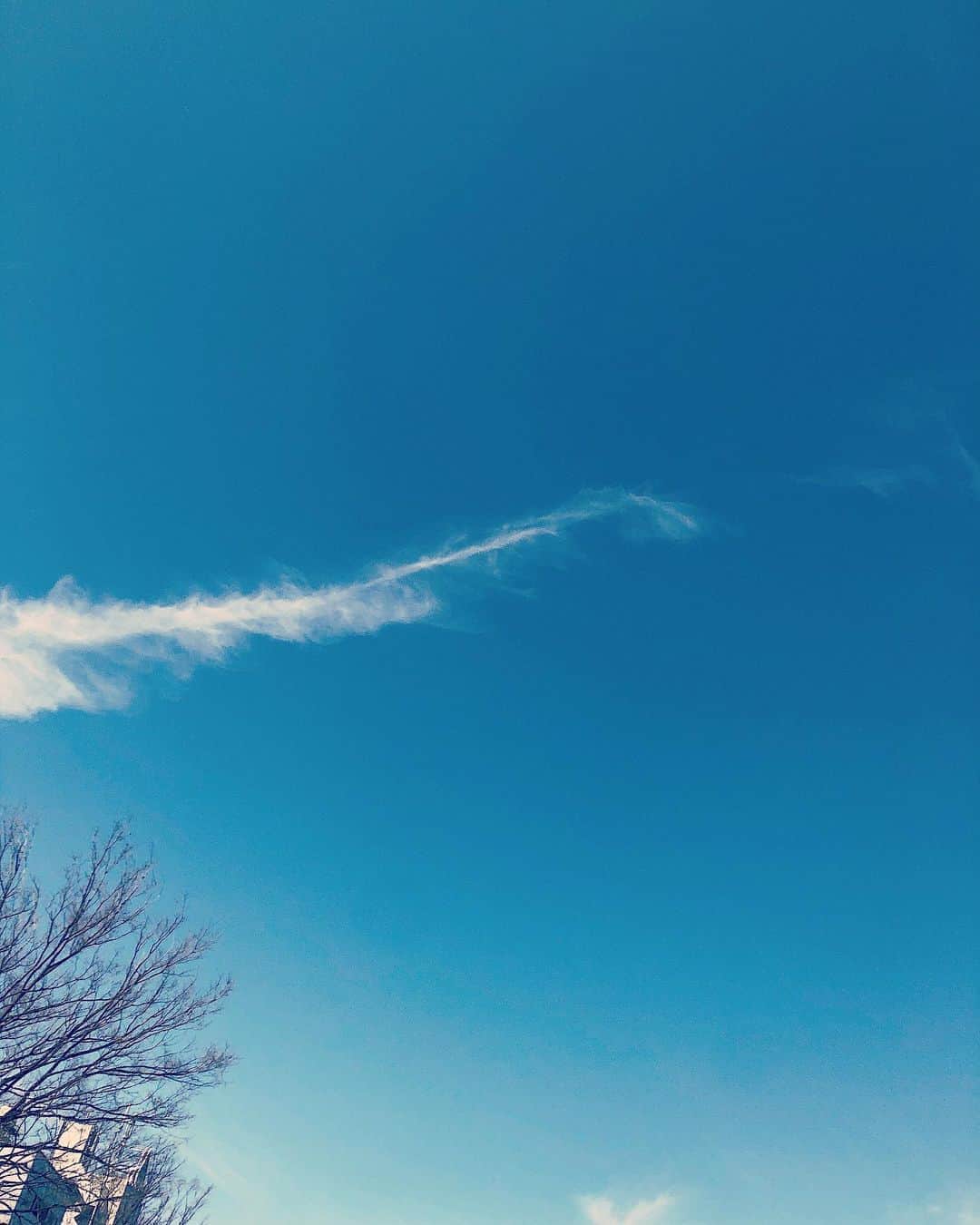 足立佳奈のインスタグラム：「遠く離れたって空みたいに繋がってて、 これまでだって、これからだって、 いつも一緒に。 #みんな大好きだよ ☺︎」