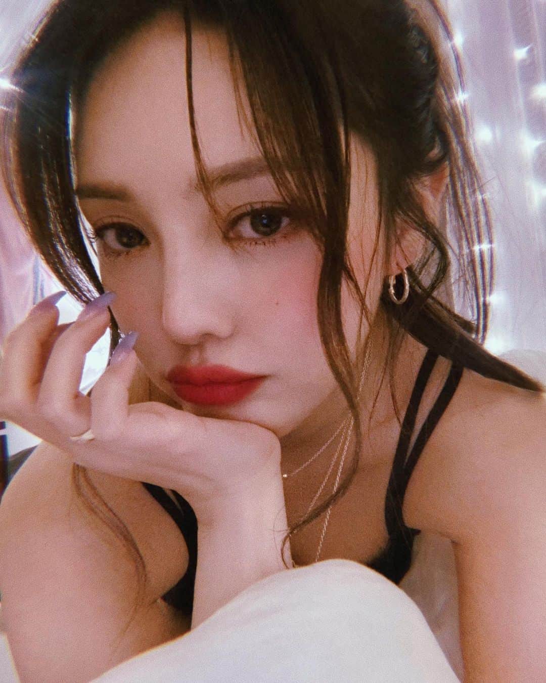 ポニーのインスタグラム：「대단히 못되게 나왔지만 착한 사람이에요🧚🏻‍♂️」
