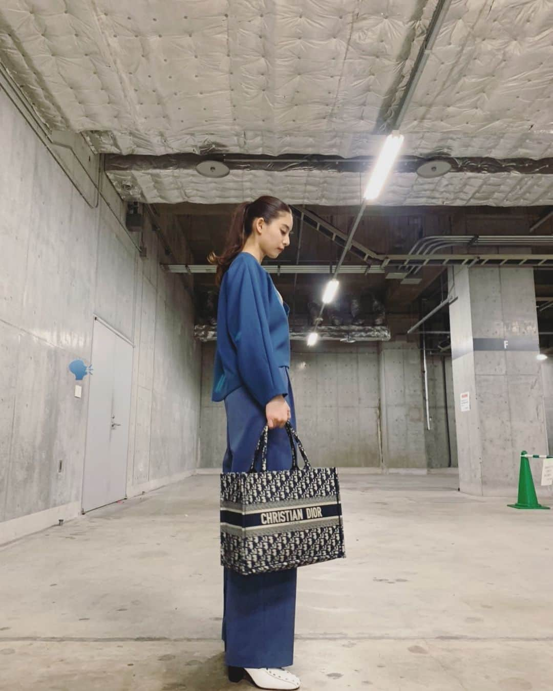 新木優子さんのインスタグラム写真 - (新木優子Instagram)「私服 jacket : @whitemountaineering_official  tops : @lecielbleu_official  pants : @lecielbleu_official  bag : @dior  shoes : @oldceline」3月6日 23時25分 - yuuuuukko_