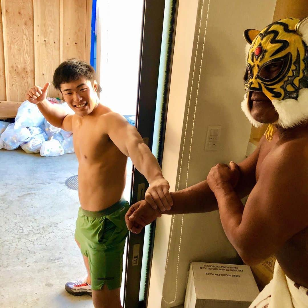 タイガーマスクさんのインスタグラム写真 - (タイガーマスクInstagram)「練習後、日焼けをしようと思ったら上村が「今日は天気いいから、外でも焼けますよ‼️」 タ「いや、いや、まだ寒くね？」 上「自分も一緒に焼きますから、来てくださいよ❗️」 タ「マジかよ〜😖」 タ「上村君、少し寒い気しない？」 上「はい。少し寒い気します…」 2人「………」 出演　上村優也 🤪🤪 #タイガーマスク #tigermask #njpw  #道場 #日焼け #上村優也」3月6日 23時21分 - tigermask.njpw_official