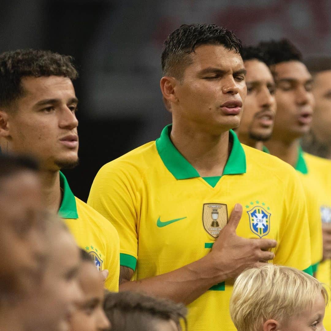 チアゴ・シルヴァのインスタグラム：「Antes de toda convocação a gente sente um frio na barriga. Ouvir o meu nome é um misto de felicidade e gratidão. Obrigado 🙏 Vamos todos juntos,  Salve a seleção!! 🟢🟡 • Avant chaque convocation on ressent une montée d’adrénaline. Lorsque j’entends mon nom, je ressens un mélange de bonheur et de gratitude. Merci de votre confiance 🙏 • • • #JogaBola #GigantesPorNatureza #SeleçãoBrasileira #CBF #CBFBrasil #ThiagoSilva #SelecaoBrasileira #FamiliaSilva #Brasil #JuntosSomosMaisFortes  Foto: @lucasfigfoto | CBF」
