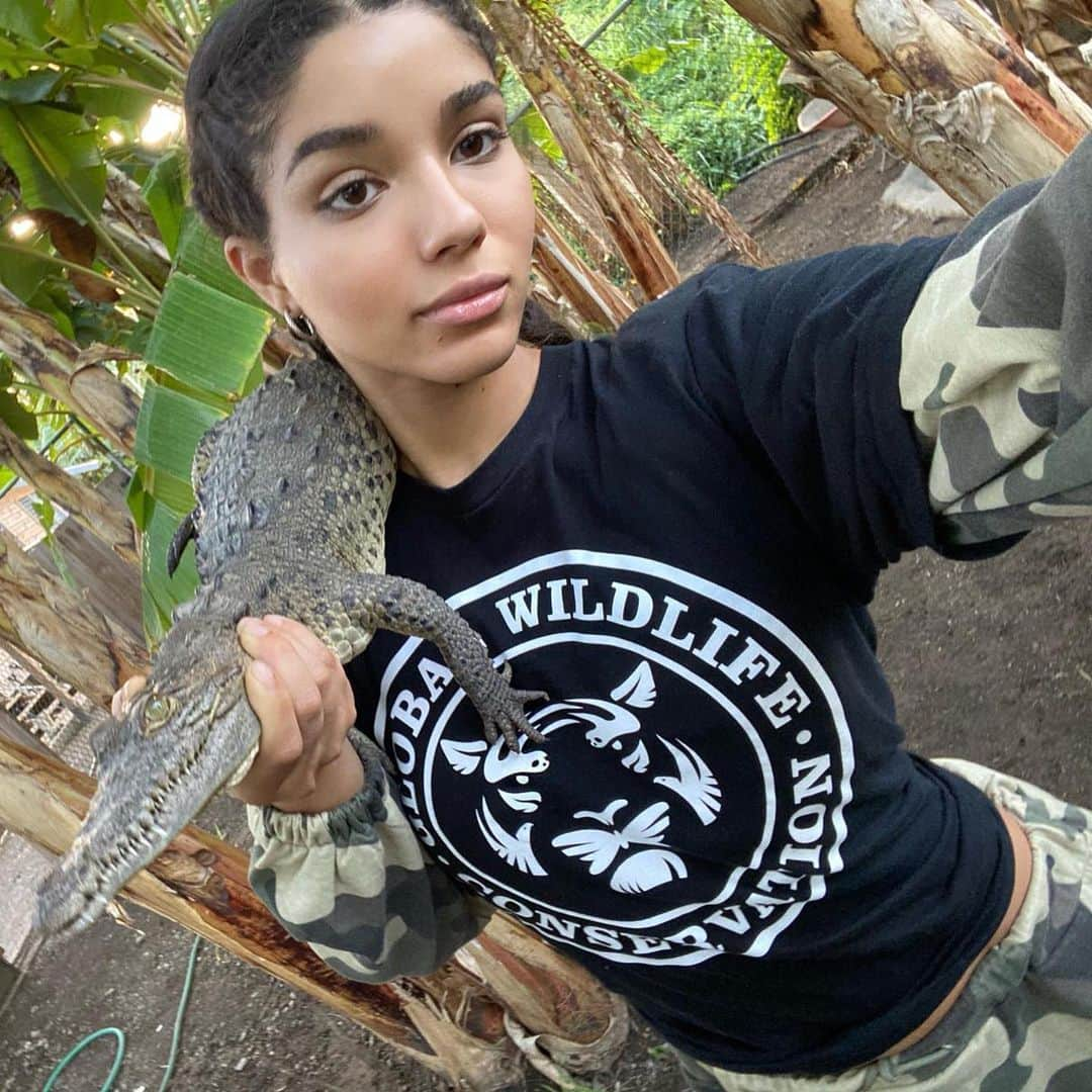 イヴァンナ・ヴェンチュラさんのインスタグラム写真 - (イヴァンナ・ヴェンチュラInstagram)「Humbled to be apart of @global_wildlife_conservation we visited the Holland Bay Crocodile Sanctuary in Jamaica to meet Lawrence Henriques and some of the American Crocodiles he’s been raising as a headstart population 🐊 Lawrence built this sanctuary in about 3/4 months! And has dedicated his life to help, rehabilitate and breed crocs in Jamaica. Sadly most of them have been hunted for their pricey meat and their numbers have dropped dramatically. Amazing to have ppl like Lawrence who dedicate their life to a bigger cause! Go to @global_wildlife_conservation @robindmoore to learn how we can all help.」3月6日 23時22分 - yoventura