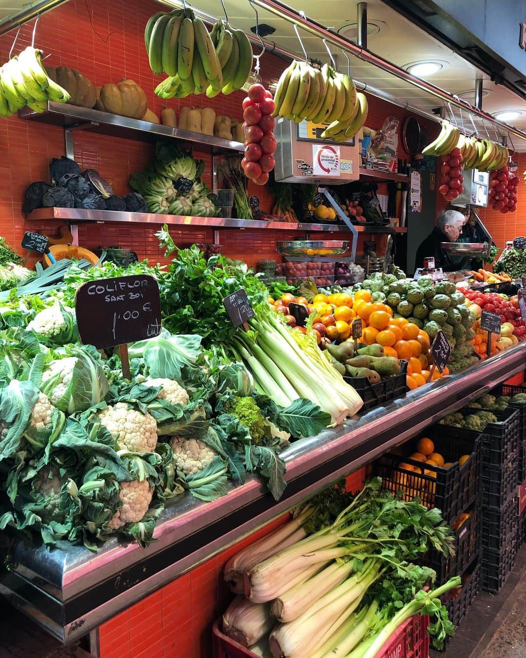 中岡由佳さんのインスタグラム写真 - (中岡由佳Instagram)「サン・ジュセップ市場の続き。新鮮な野菜も魅力的。タパスもあとで食べよう。娘が「あ、恐竜！」と言ったのは羊でした。卵も美味しそう。市場を出ると日差しの暖かさを感じる。駅へ行こう。 #spain #barcelona #mercatdesantjosep」3月6日 23時31分 - yuka_nakaoka