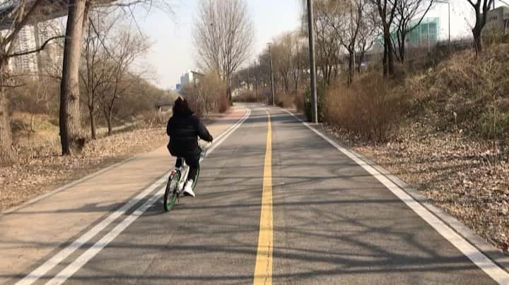 ソヨンのインスタグラム：「🚲 . . . 어설프다 어설퍼ㅋㅋㅋ #따릉이 에 빠진 요즘, 오늘은 언덕 수난 시대였다 어후 중간에 울 뻔...」