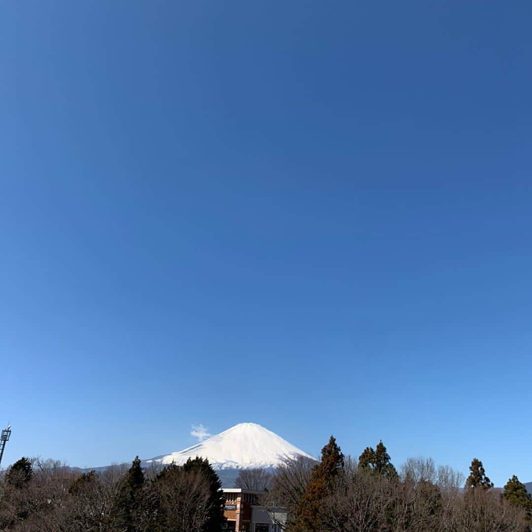松尾幸実のインスタグラム：「御殿場アウトレット人が少ないと睨んで行ってみたら本当にガラガラだった… 富士山は🗻綺麗に雪被ってるし、晴天であったかいし、各地で中止になったファミリーセールの品が流れてきてたりで買い物も充実してたよ✨👶🏻✨」
