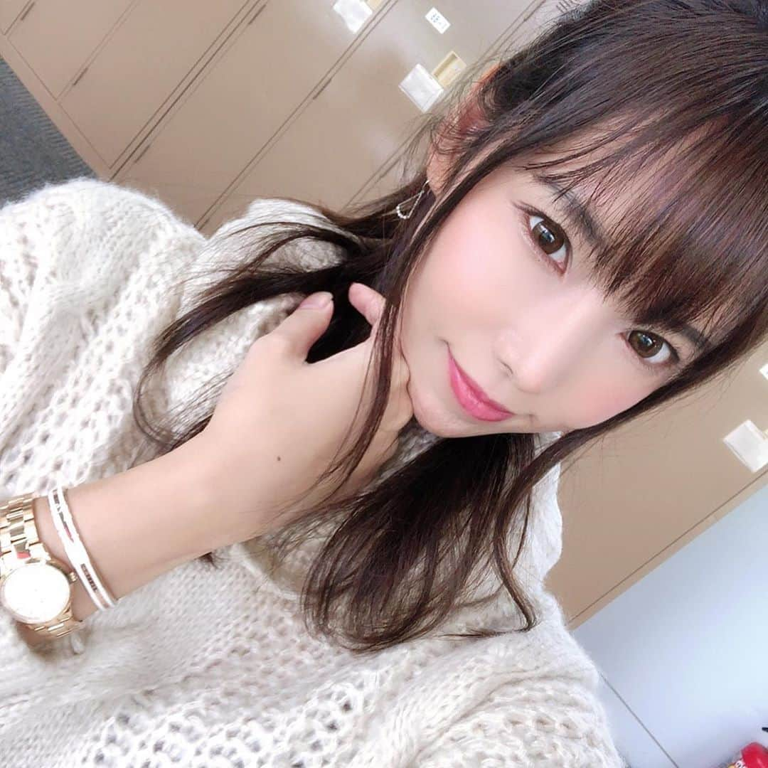 早川瀬里奈のインスタグラム：「神宮がクローズして、葛西がコロナの影響で臨時休業してるから、久しぶりに王子サンスクエア行ったよ🏌️‍♀️ コロナの影響で色々イベントが中止や延期になってるけど、ホワイトデーは忘れないでね🥺  てわけで、ダニエルウェリントンさんではホワイトデーキャンペーンをやってるよ💕 プレゼントにおすすめ🎁 ・15％OFFクーポンコード：serina20 （2020/4/30まで有効、DW公式直営店舗とWEBショップにて使用可能） ・https://www.danielwellington.com/jp ・@DanielWellington  #ダニエルウェリントン #whiteday　#ホワイトデーお返し  ホワイトデーキャンペーン情報をお知らせ↓ 🌷3/15まで、ホワイトデー限定ローズボックスが期間限定販売！ 🌷ピンク色メッセージカード無料です✨」