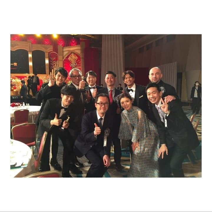 森崎ウィンのインスタグラム：「このたびは、日本アカデミー賞新人俳優賞を頂きました。本当にありがとうございます。 感慨深い。映画#蜜蜂と遠雷 に出会い、#恩田陸先生 をはじめ、#石川監督 そして最高のスタッフの皆様、撮影に協力してくださった皆様、最高のキャストの皆様と共演出来た事はとても誇らしい事だと、改めて実感出来ました。そして僕を応援してくれてるファンの皆様、皆々様のお影で今日と言う日があるのだと、強く心で感じております。ありがとうございます。 最後にこの場を借りて、僕をいつも支えてくれてるマネージャーさん、いつも ありがとう。もっと凄い景色一緒に観に行こう。うふふ #森崎ウィン  #winmorisaki  #日本アカデミー賞新人俳優賞  今日の事をいつか #スティーブンスピルバーグ監督に報告したいな」