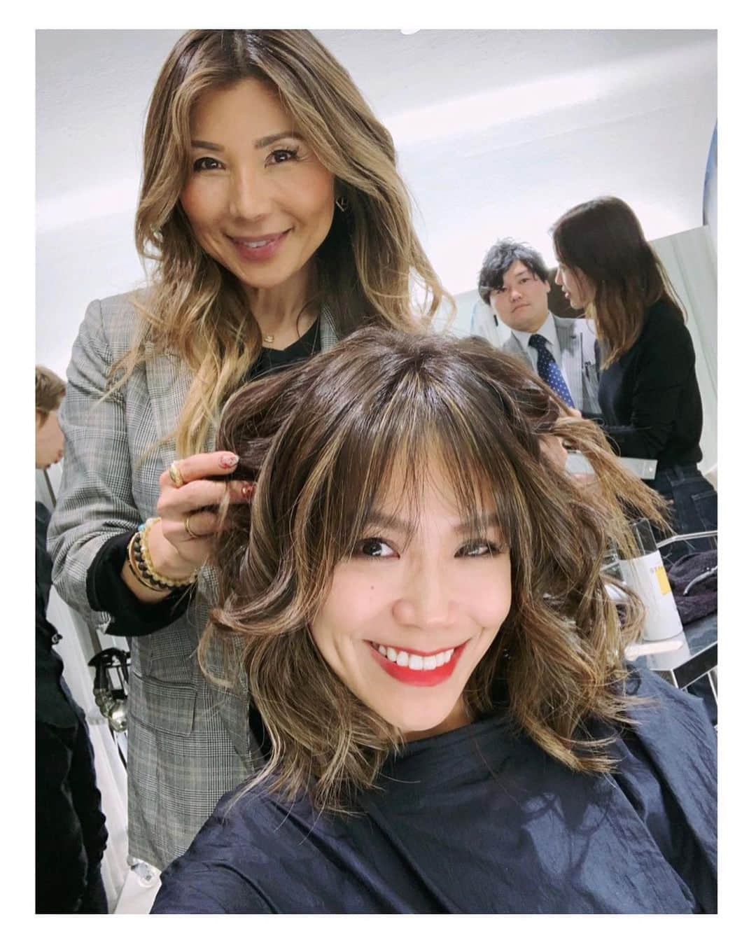 坂倉アコさんのインスタグラム写真 - (坂倉アコInstagram)「My hair is done by the one and only Kazumi @kazumimmorton 💞✨✨﻿✨ ﻿ ビバリーヒルズのサロン、”Salon Kazumi”のオーナーでカラーリストのKazumiさんが東京に来ていたタイミングでカラーをしてもらっちゃった😍 ﻿ ﻿ 大好きなハイライトたっぷりと入れてもらったよ😌 Kazumiさんはゴージャスでかっこよくて、憧れのスーパーウーマン❤️﻿ 久しぶりに会えて嬉しかった🥰﻿ ﻿ Thank you so much Kazumi! Absolutely Loooove the color!! Can’t wait to see you again💋xx ﻿ ﻿ #hair #highlights #highlightshair #salonkazumi #reunited #powerwoman #funday #tokyo #la #luckyme #ハイライトボブ #ハイライト #ハイライトヘア」3月6日 23時48分 - akosakakura